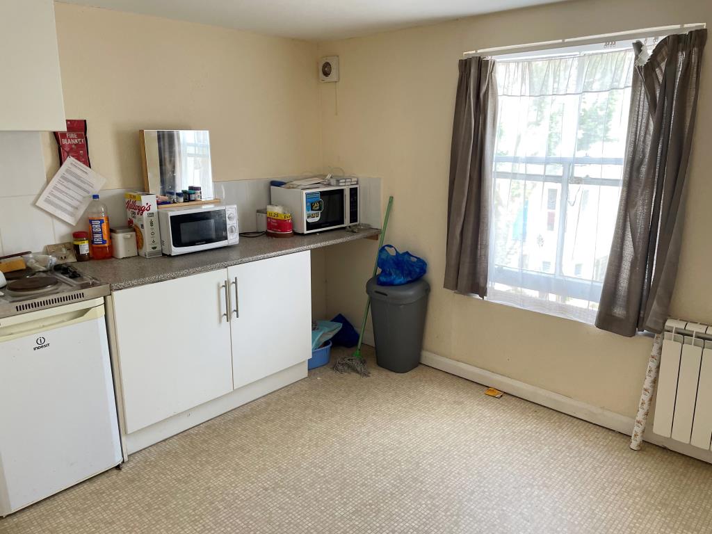 Lot: 137 - FREEHOLD RESIDENTIAL INVESTMENT PRODUCING JUST OVER £53,000 PER ANNUM - Flat 6 - Kitchen